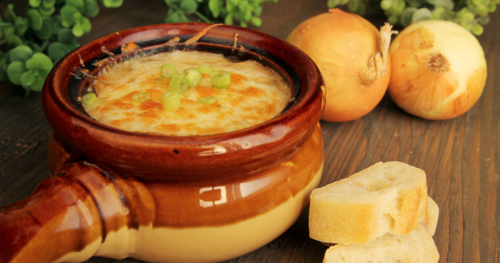 Sopa de cebolla francesa: soupe à l’oignon 