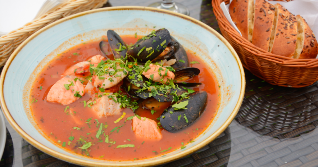 La bouillabaisse: el alma marinera de Marsella